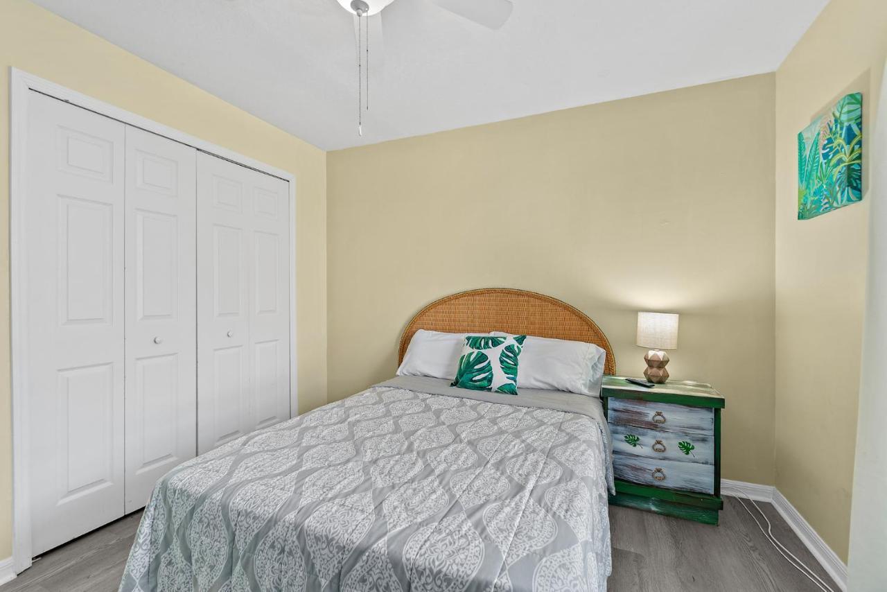 Surfside Paradise Retreat - 3Br And 2Ba Duplex, Grill, Dog Friendly - Close To The Beach! メルボルン エクステリア 写真