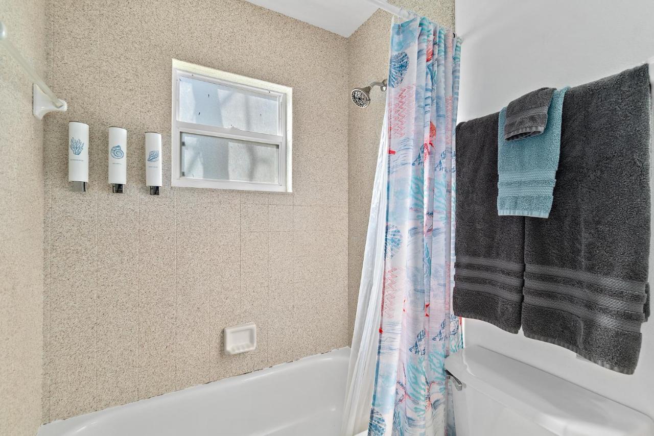 Surfside Paradise Retreat - 3Br And 2Ba Duplex, Grill, Dog Friendly - Close To The Beach! メルボルン エクステリア 写真